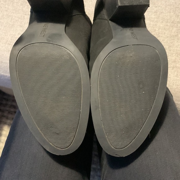 Nine West black leather/nubuck ankle boots w/ eyelet cutout, gold zipper @ back. - Picture 5 of 6